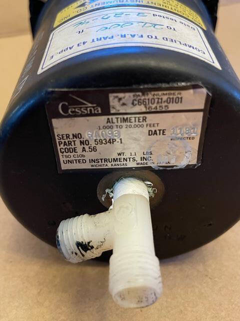 Cessna United Instruments Altimeter. Used - part number C661071-0101 (Cessna) (view 3)