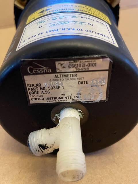 Cessna United Instruments Altimeter. Used - part number C661071-0101 (Cessna) (view 4)
