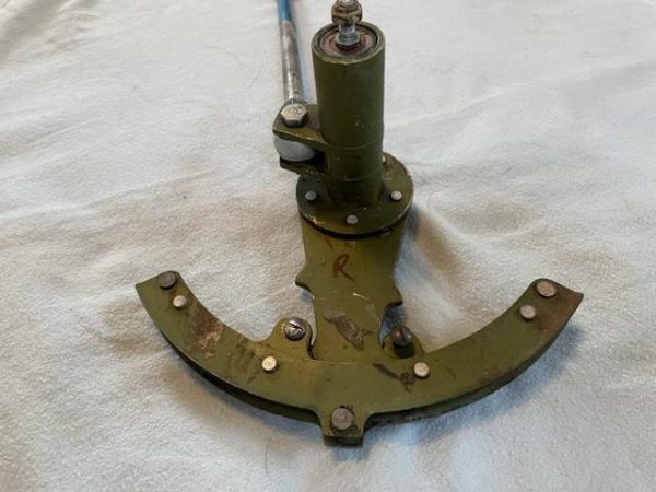Cessna 310K RIGHT HAND Aileron Bell Crank Assembly With Push-Pull Rod. As Removed - part number 0862100-86 (Bell crank) (view 2)