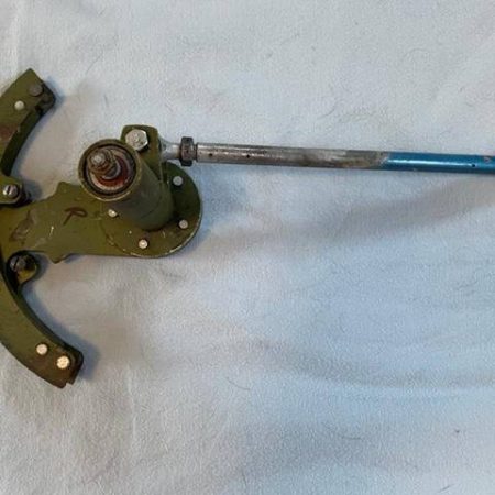 Cessna 310K RIGHT HAND Aileron Bell Crank Assembly With Push-Pull Rod. As Removed - part number 0862100-86 (Bell crank)