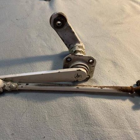 Cessna 310K LEFT HAND Main Gear Door Retraction Actuator Arm Assembly. As Removed - part number 5045001-9