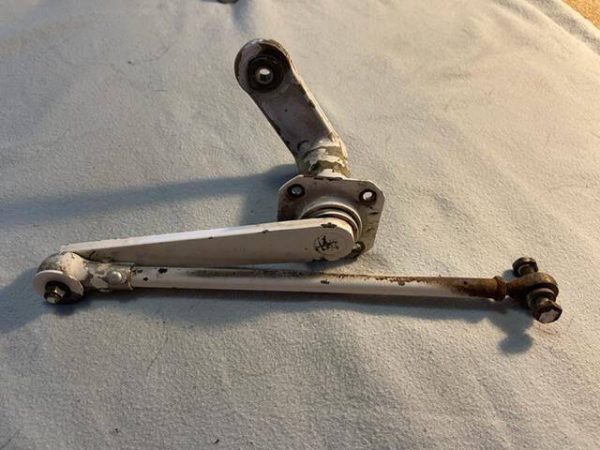 Cessna 310K LEFT HAND Main Gear Door Retraction Actuator Arm Assembly. As Removed - part number 5045001-9