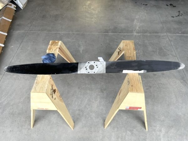 McCauley DTM 7557 Propeller. 2-Blade Cessna 172. Overhaulable - part number DTM 7557 M1 (view 2)